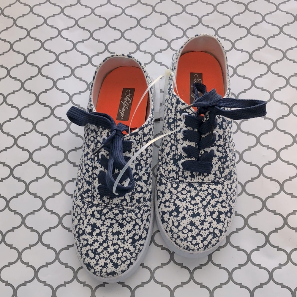 NWT SELFIEGO Casul shoes